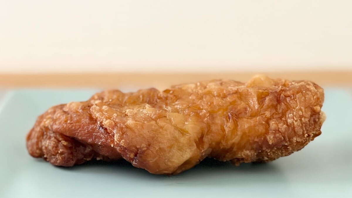 一口目からパリパリ！【ローソン】食感が魅力の新作チキンを食べてみた