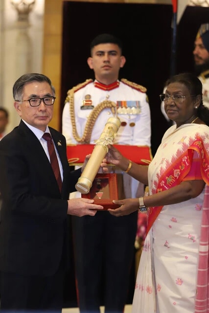 インドの大統領官邸で、故・鈴木 修氏に国家勲章が授与され、鈴木俊宏スズキ社長が代理で受け取った