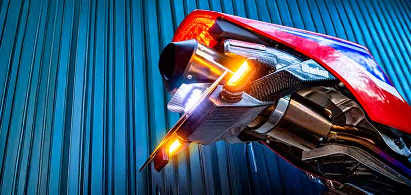 マジカルレーシングから綾織りカーボン製「汎用LEDカーボンウインカー」が発売! 記事1