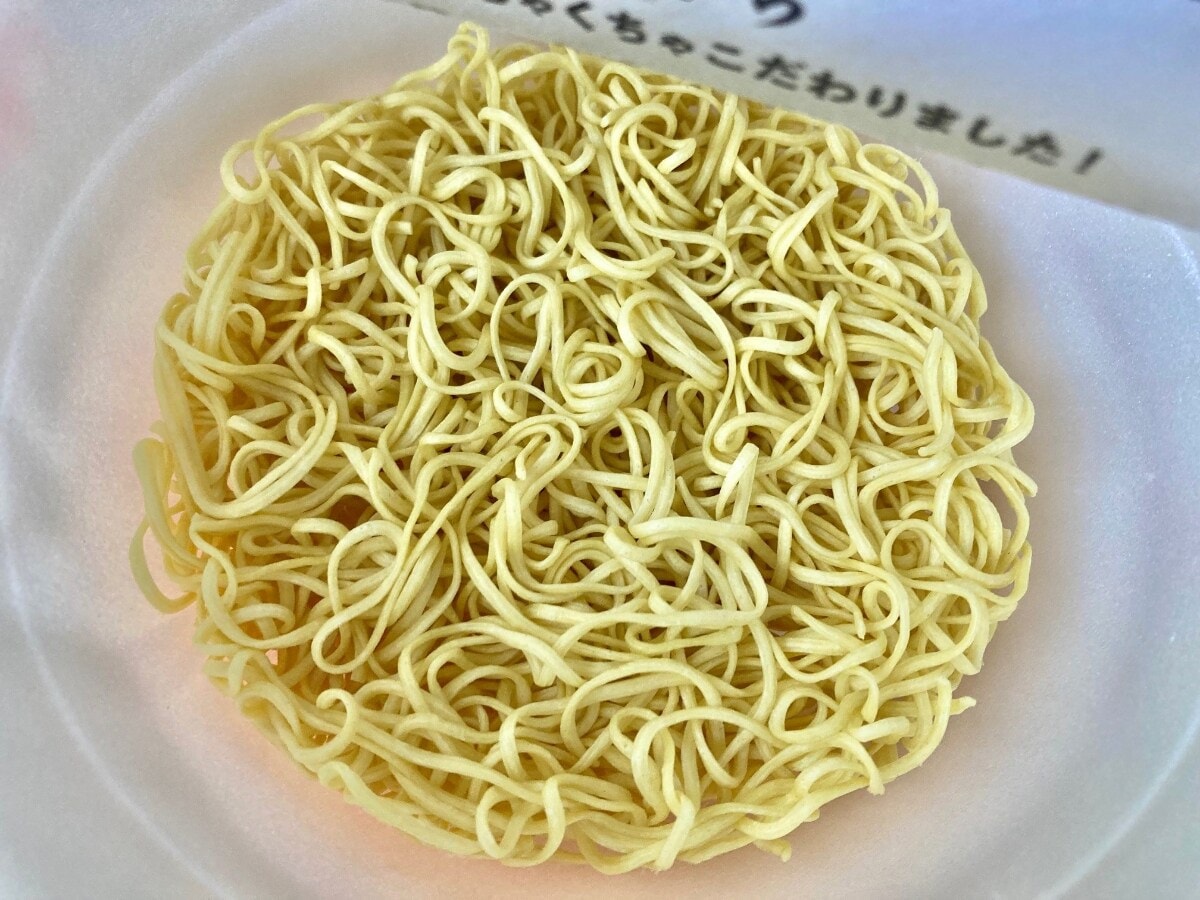 くっさいスープがいい！ガチ豚骨ファン必食！【ファミマ】名店監修の豚骨ラーメン