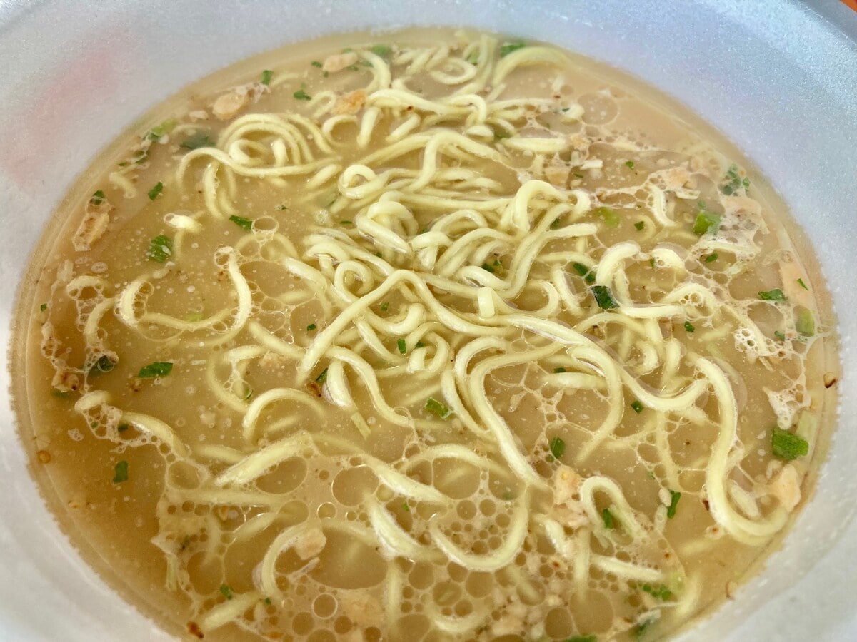くっさいスープがいい！ガチ豚骨ファン必食！【ファミマ】名店監修の豚骨ラーメン