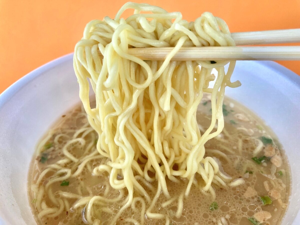 くっさいスープがいい！ガチ豚骨ファン必食！【ファミマ】名店監修の豚骨ラーメン