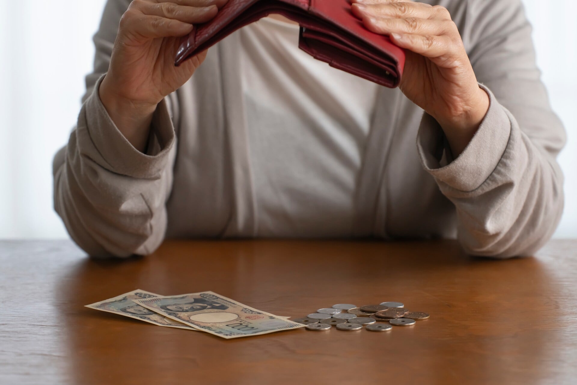 夫の経済的DVで貯金がゼロに、さらに最悪の事態まで……!年収200万・34歳女性の壮絶過去