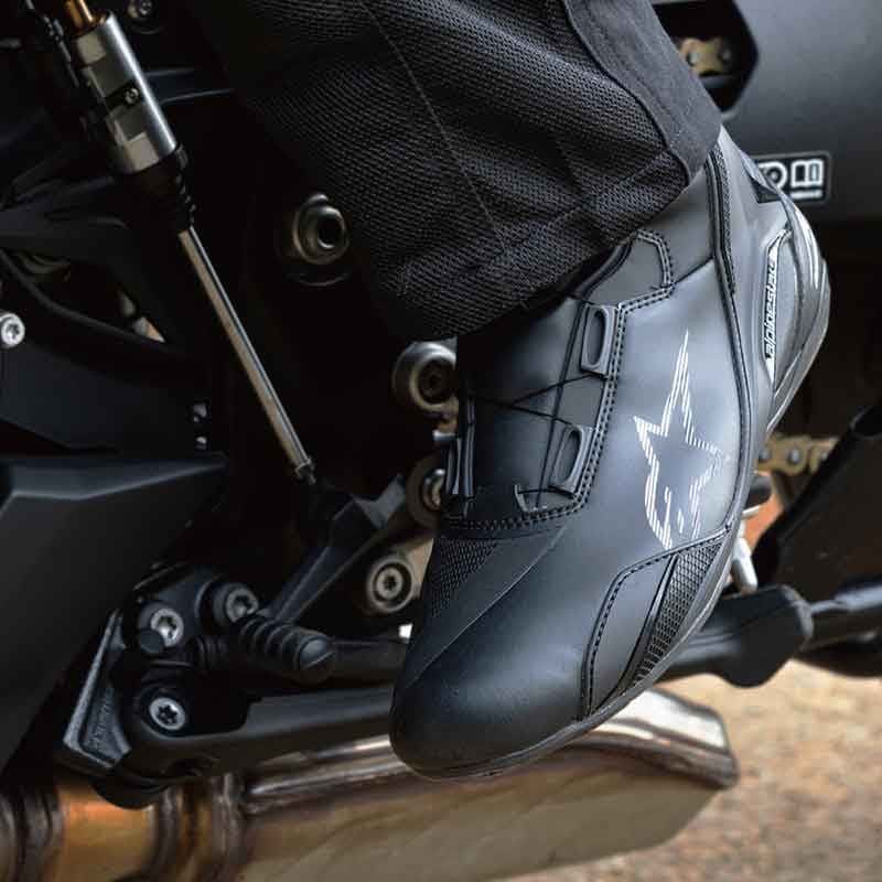 アルパインスターズ×ラフアンドロードの限定コラボ商品が登場！ ジャケットからシューズまで4アイテムを展開 記事6