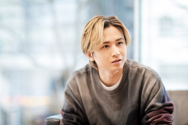 「毎戦、角田選手のレースが待ち遠しかったですし、彼を応援する多くのファンの方々と気持ちを共有できたのは楽しかった」と語る堂本光一