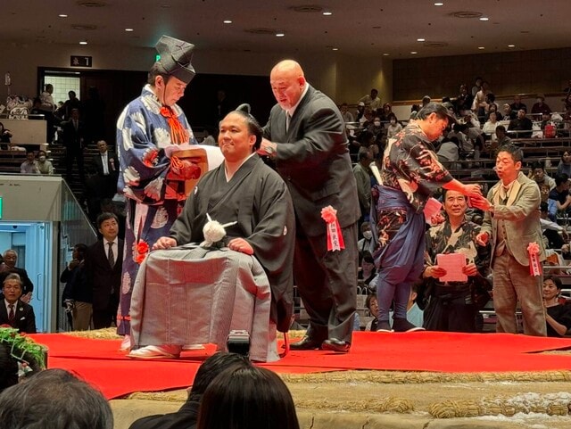 トレーナーとして指導した元幕内力士、石浦の断髪式に参加（和田氏提供）