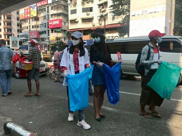 ポイ捨てが当たり前の国だが、デモ中にはゴミを拾う若者たちのおかげで、空き缶一つなかった(撮影:西方ちひろ)