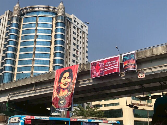 高架橋に吊るされた、民主化指導者アウンサンスーチー氏の肖像。クーデターで軍に拘束されている(撮影:西方ちひろ)