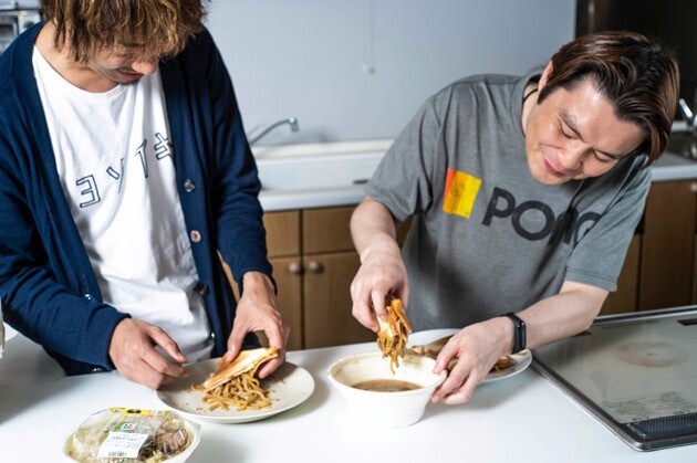 （４）カスタム！　食べる際には豚ラーメンの余ったスープに浸したり、唐辛子やこしょうをかけたり、バターやマヨネーズを塗ってアブラマシマシ感覚を味わうのもよし。自由自在にカスタム可能だ