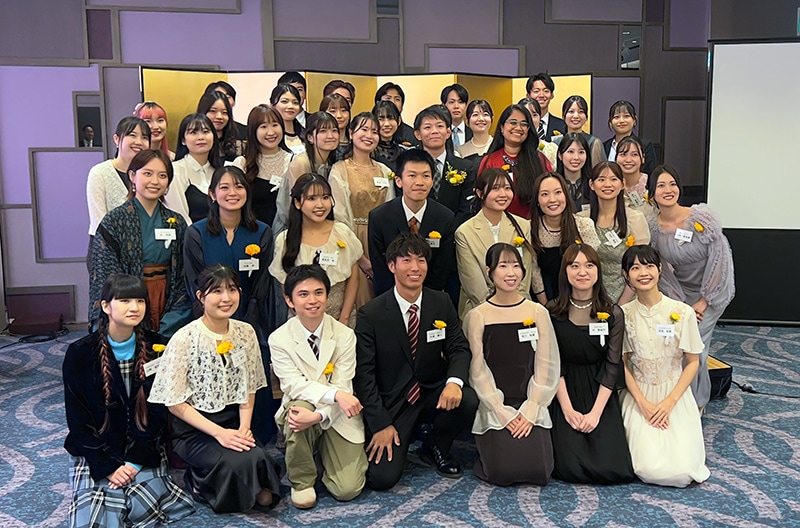 挑戦をたたえ、失敗に腐らず歩む――２つの内定式で語られた、未来につむぐ教訓 ミキハウス内定者と記念撮影する樋口黎選手