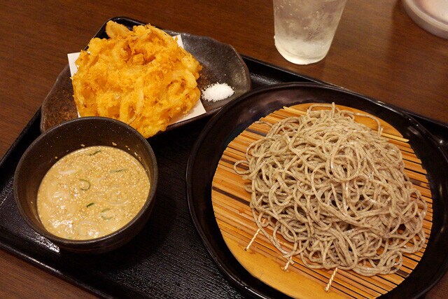「胡麻ダレつけそば」（650円）と「かき揚げ」（200円）