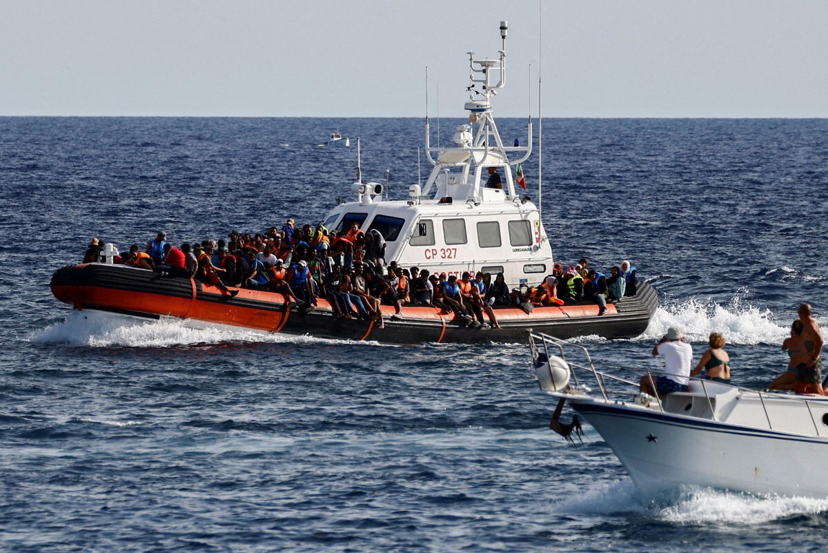 2023年9月、地中海で救助した移民・難民を運ぶイタリア沿岸警備当局の船。いまこの時でもアフリカから地中海を渡り、欧州を目指す移民、難民は多い。ここに気候移民が加わる（写真：ロイター＝共同）