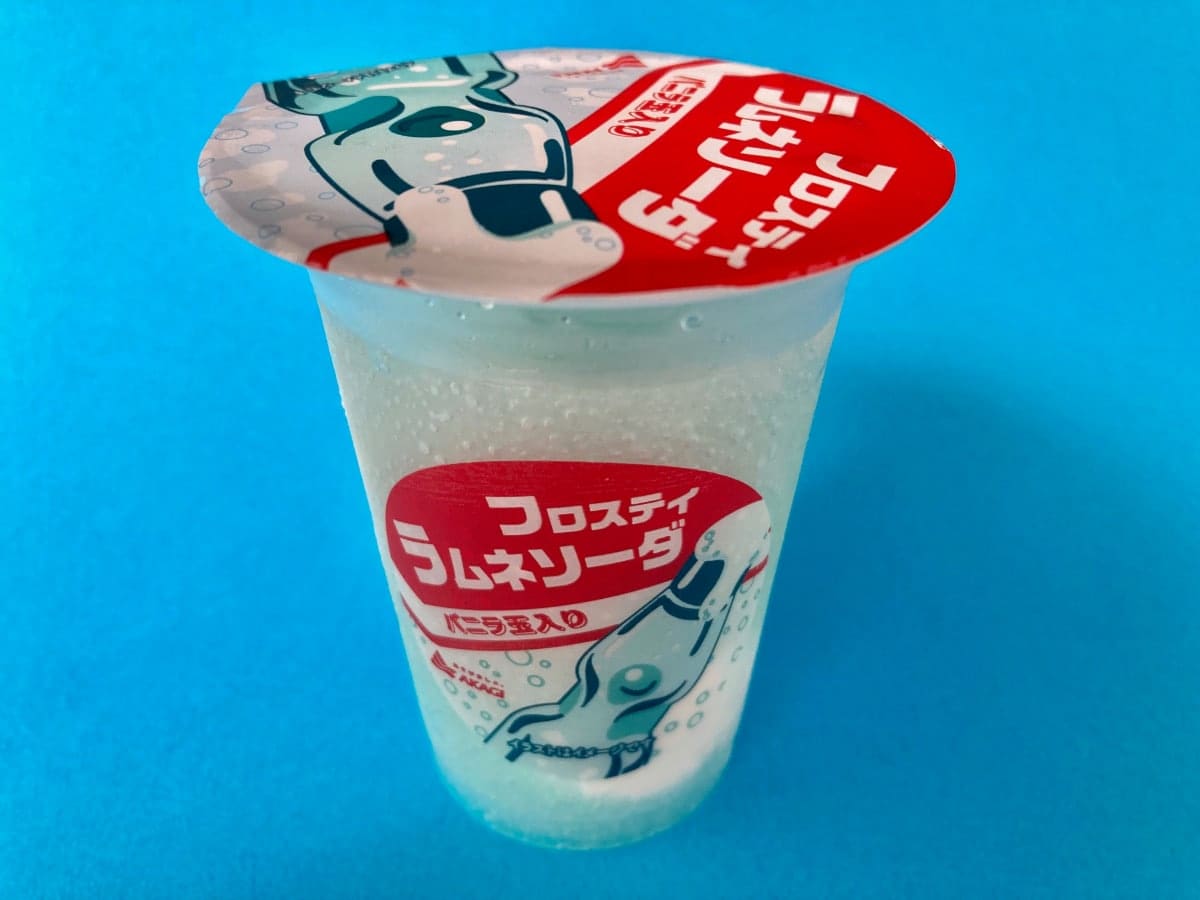「懐かしい味わい！」「ソーダフロート感！」【ファミマ】レトロ感溢れるラムネソーダのかき氷
