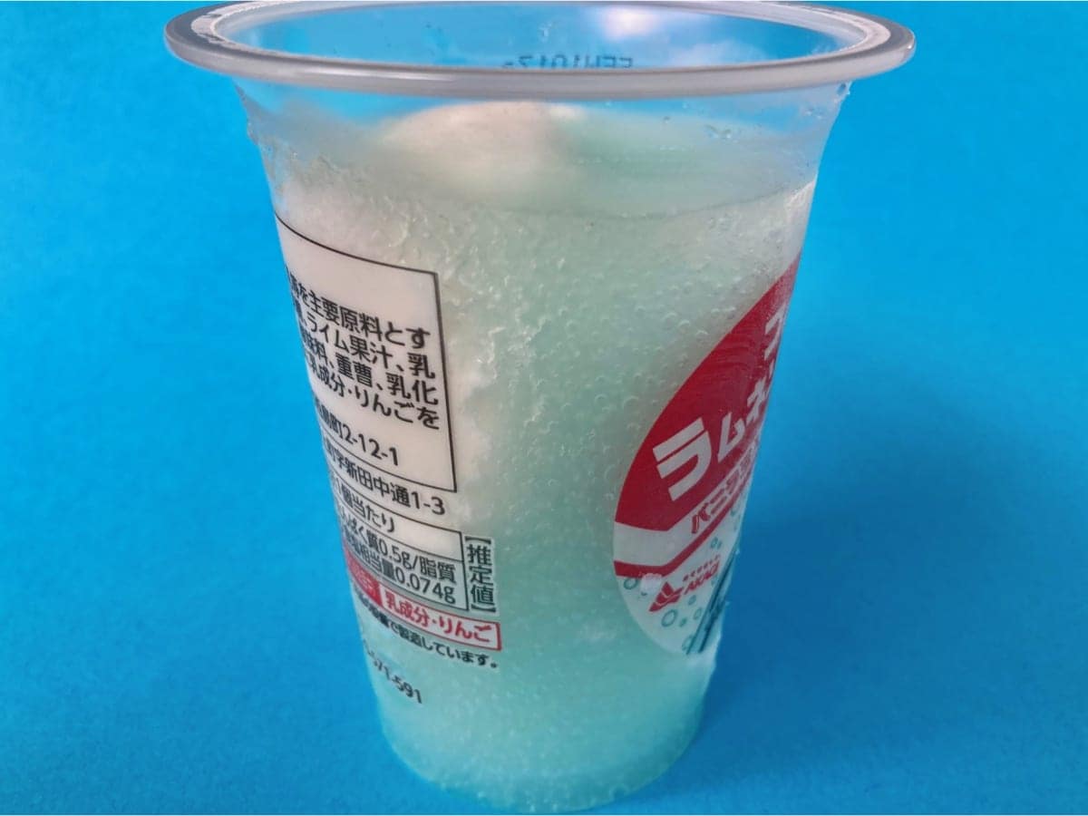 「懐かしい味わい！」「ソーダフロート感！」【ファミマ】レトロ感溢れるラムネソーダのかき氷