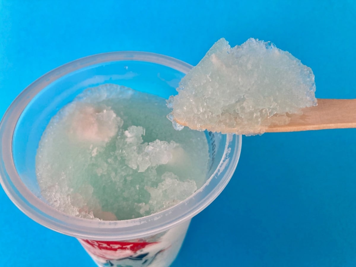 「懐かしい味わい！」「ソーダフロート感！」【ファミマ】レトロ感溢れるラムネソーダのかき氷