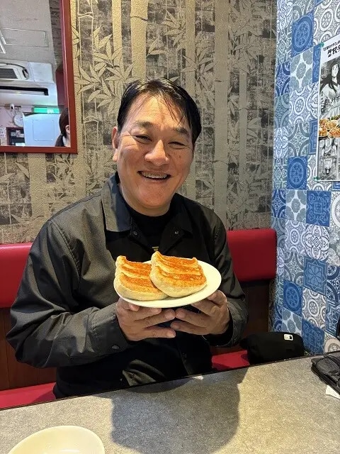 オススメの黒豚餃子は大きめサイズで肉汁多し