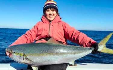 オフショアジギングで船中最大12.5kg寒ブリキャッチ【福岡・糸島】渋況打破の一手はスロージグ