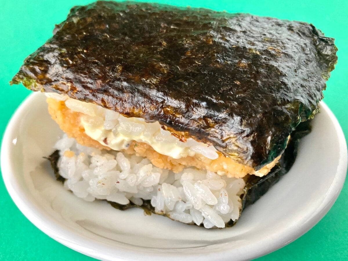 ジャンキーな組み合わせがたまらん！！【ファミマ】しっかりフライドチキンが楽しめるサンドおむすび