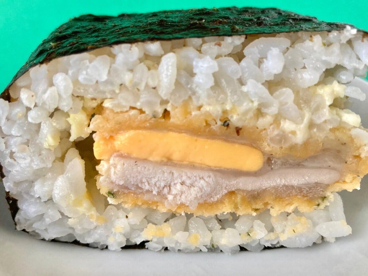 ジャンキーな組み合わせがたまらん！！【ファミマ】しっかりフライドチキンが楽しめるサンドおむすび