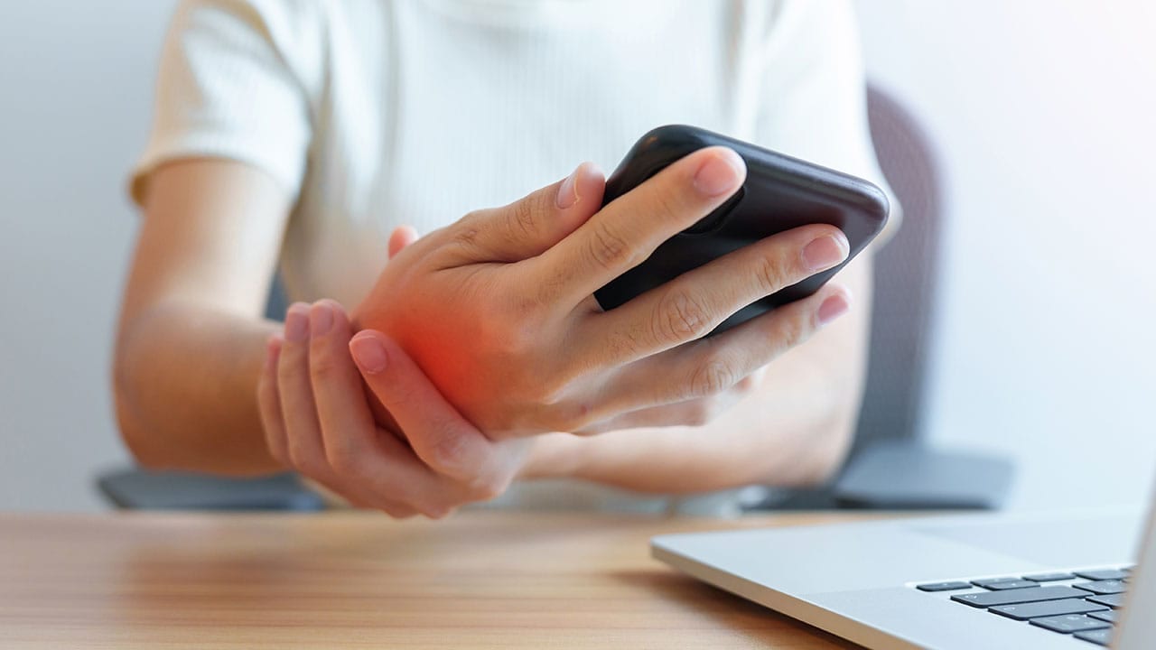 スマホ時代の“隠れ不調”が深刻化　30代の手に異変、9割が自覚の画像1