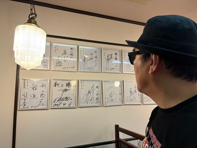 巨人の選手のサインがたくさん張られている店内