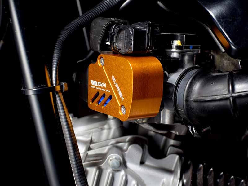 カブ系ほかホンダ車汎用のアルミ削り出しパーツ「CNCスロットルポジションセンサーカバー/TPSカバー」が EVATEK から発売! メイン