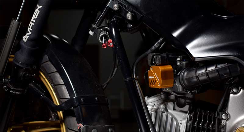 カブ系ほかホンダ車汎用のアルミ削り出しパーツ「CNCスロットルポジションセンサーカバー/TPSカバー」が EVATEK から発売! 記事1