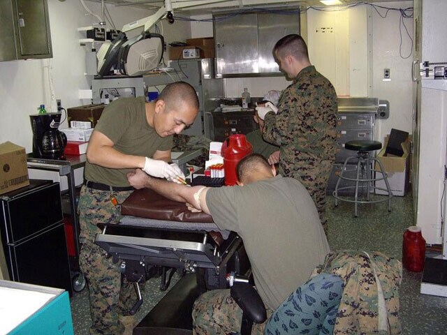 点滴や注射は人間同士で練習した。しかし、実際に戦地で処置する相手は暴れる場合もあるため、撃った豚を押さえて処置する、よりリアルな訓練も