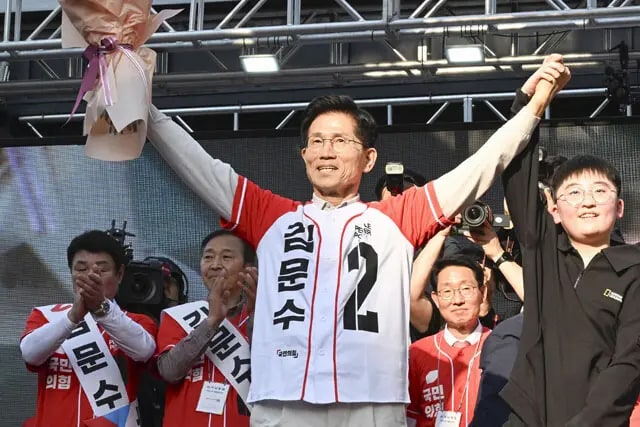 必死の追い上げを図っていた保守系与党「国民の力」候補の金文洙（キム・ムンス）前雇用労働相