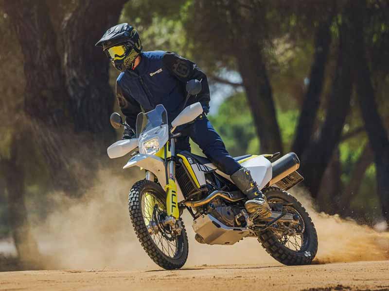 【ハスクバーナ・モーターサイクルズ】アクラポビッチサイレンサーをプレゼント!「純正アクセサリープレゼントキャンペーン」を6/29まで実施中 記事1