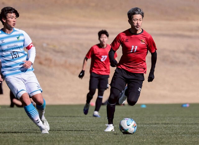 息子たちよりも若い大学生もたじろぐカズのプレー