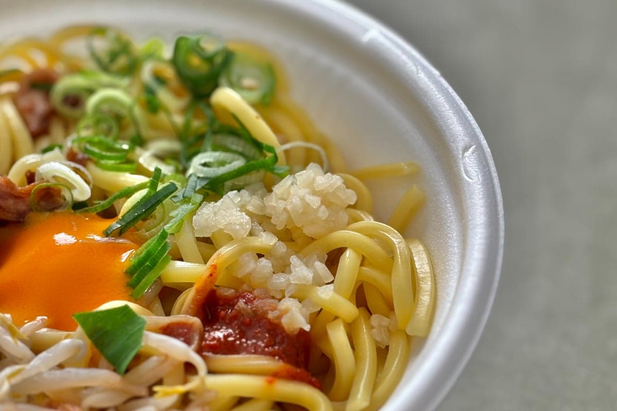 「開けた瞬間から勝ち確!」【ファミマ】有名人監修の麺がハマる味です