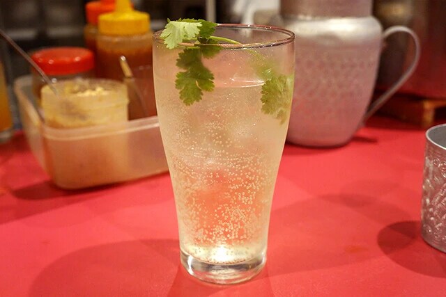 生パクチーがのったレモンサワーをひと口飲むと、モモタイにいる実感が湧いてくる