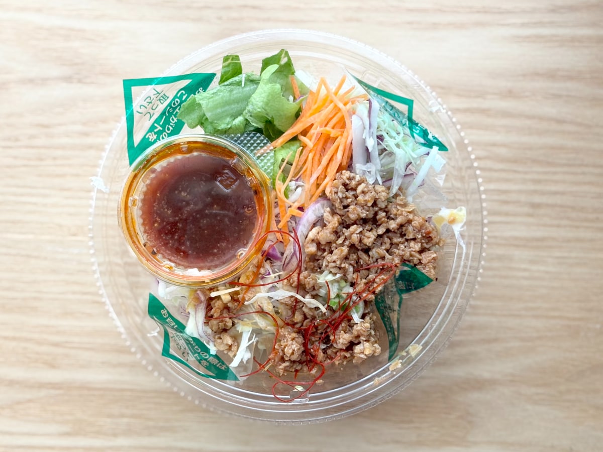 野菜たっぷり&ほのかな辛さで満足度高め!【ファミマ】のヘルシーグルメ