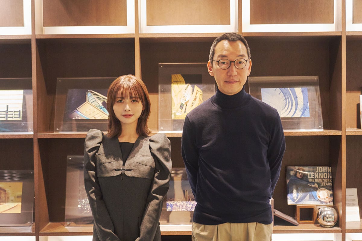 ラジオ番組のパーソナリティを務める長濱ねる（左）と山口周（右）