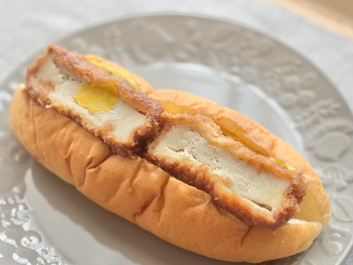 ピリリと辛くて食べ応えも抜群！【ファミマ】に満足度高めの総菜パン