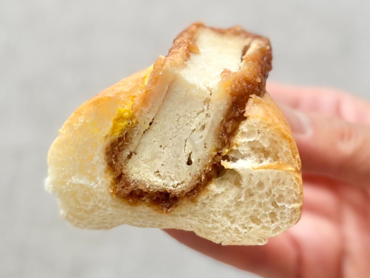 ピリリと辛くて食べ応えも抜群！【ファミマ】に満足度高めの総菜パン