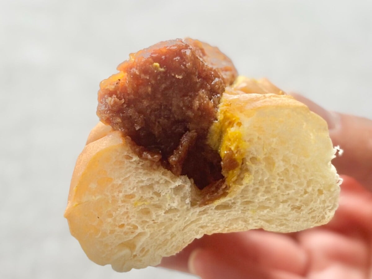 ピリリと辛くて食べ応えも抜群！【ファミマ】に満足度高めの総菜パン