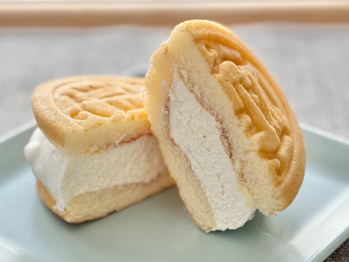 ふわっふわの軽さが感動もの！【ファミマ限定】の絶品ワッフルって？