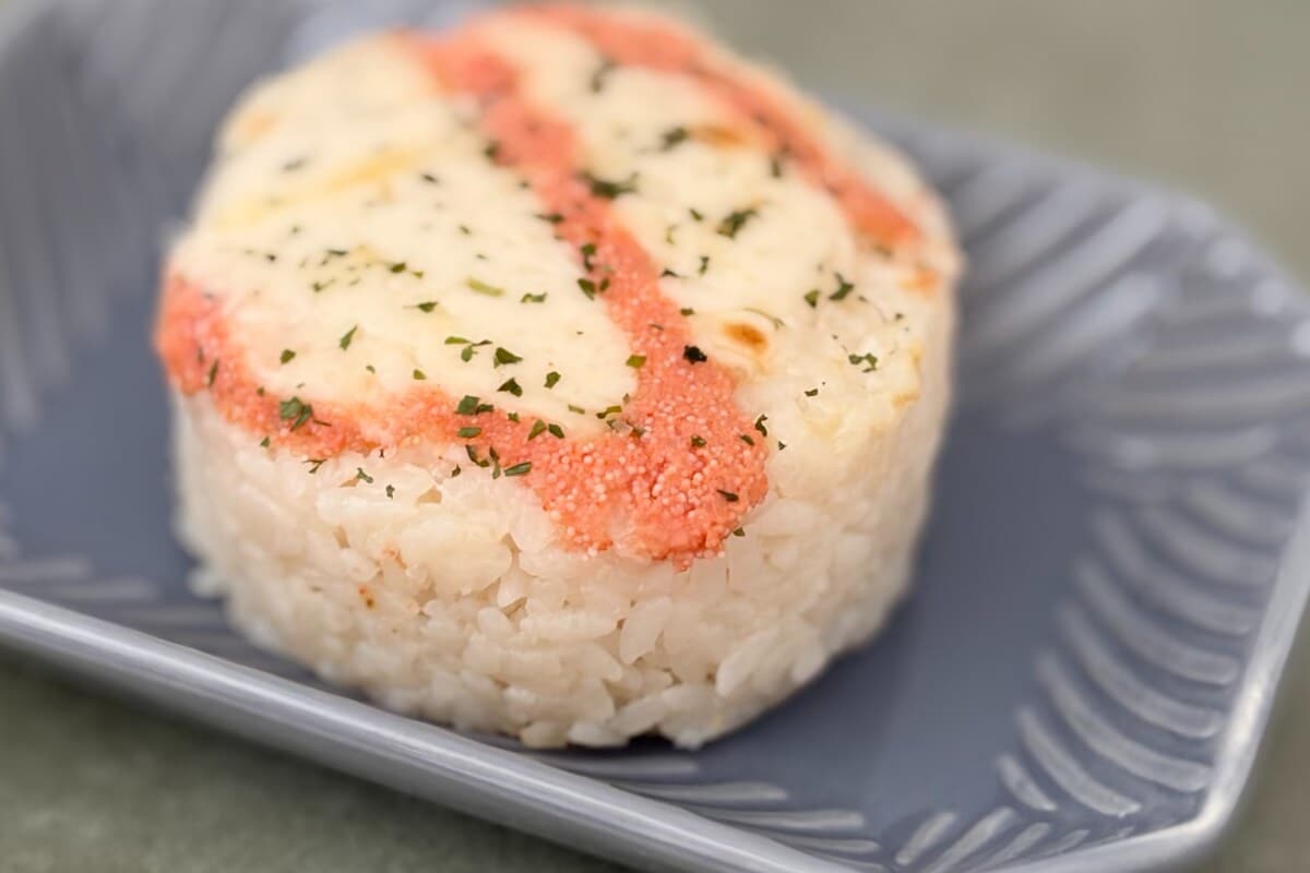 明太子×ホワイトソースが織り成す洋風のおいしさ【セブン】新作おむすび