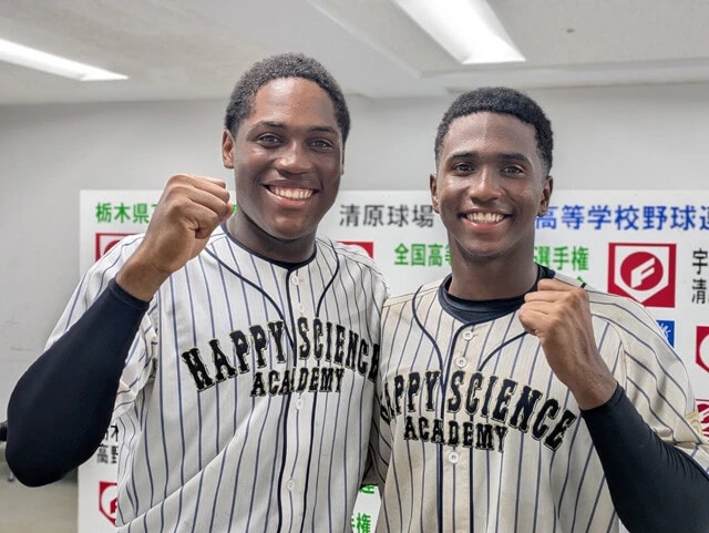 幸福の科学学園のエミール（左。右は同じ留学生のユニオール・ヌニエス）は、打撃面の活躍で話題に