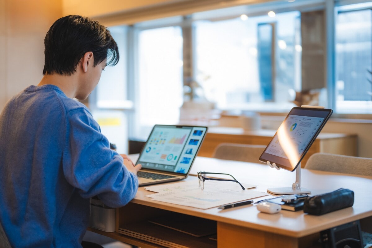 「修行僧のよう」な暮らしで貯蓄2000万!小学生時代のアウターを着続ける年収150万・自営業40歳男性の生活