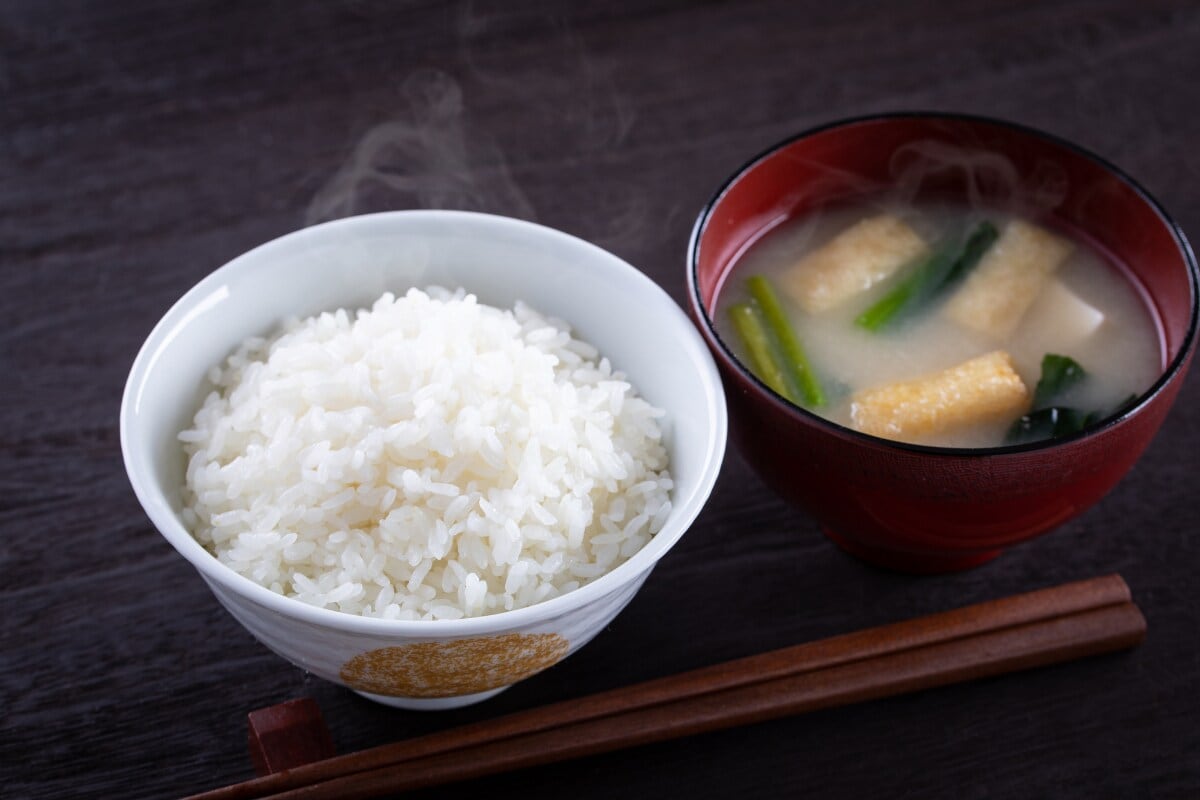 「修行僧のよう」な暮らしで貯蓄2000万!小学生時代のアウターを着続ける年収150万・自営業40歳男性の生活