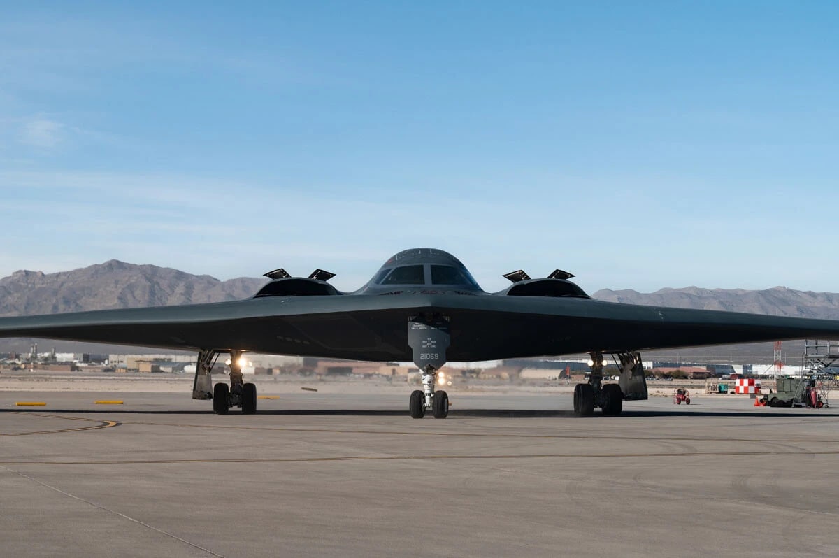 米空軍のB2爆撃機。バンカーバスター（地中貫通爆弾）を落として地面を穿（うが）ち、地下61mまで潜らせ大爆発させる（写真：cAirman　Brianna　Vetro／U．S．　Air／Planet　Pix　via　ZUMA　Press　Wire／共同通信イメージズ）