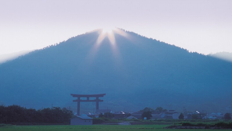 三輪山の神様からの贈り物　ササユリ酵母の日本酒 三輪山から上る朝日（大神神社提供）