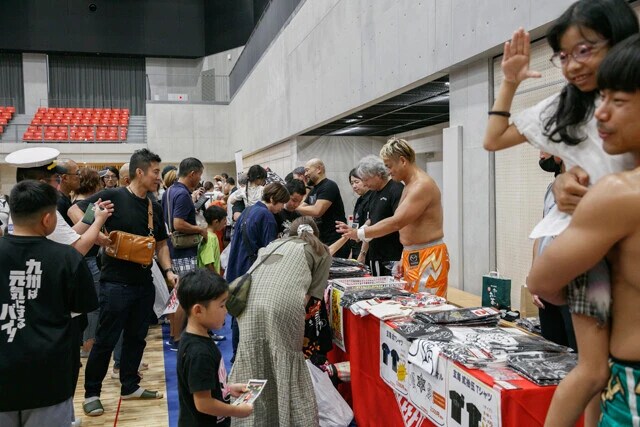 大会終了後に売店で選手と交流ができるのも魅力のひとつ。最後まで会場には笑顔が絶えなかった