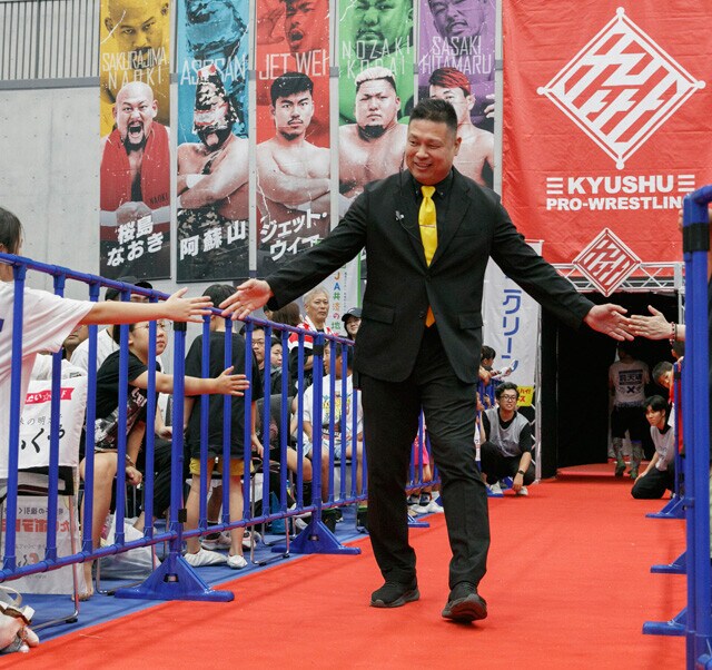 花道を歩く代表の筑前りょう太氏。営業部の熊谷氏は「プロレス大好き少年がそのまま大人になったような人」と評する