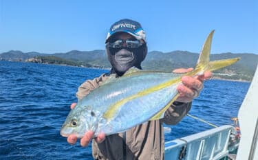 「船上が戦場さながらに？」初めてのシマアジ釣りで本命キャッチに成功【和歌山・黒龍丸】