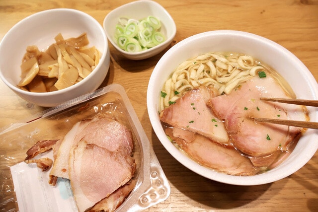 （４）仕上げ！　熱湯を注いで5分たったら焼き豚、ネギを入れ、こしょうを振れば「ちゃん兵衛」の完成。濃いめの味になっているのでスープ完飲は避けたいが、白飯との相性も抜群だ！