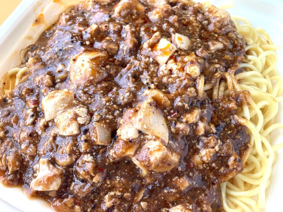 復活に大歓喜！ボリュームがヤバい！！【ファミマ】300gの麺が入っている麻婆焼そば